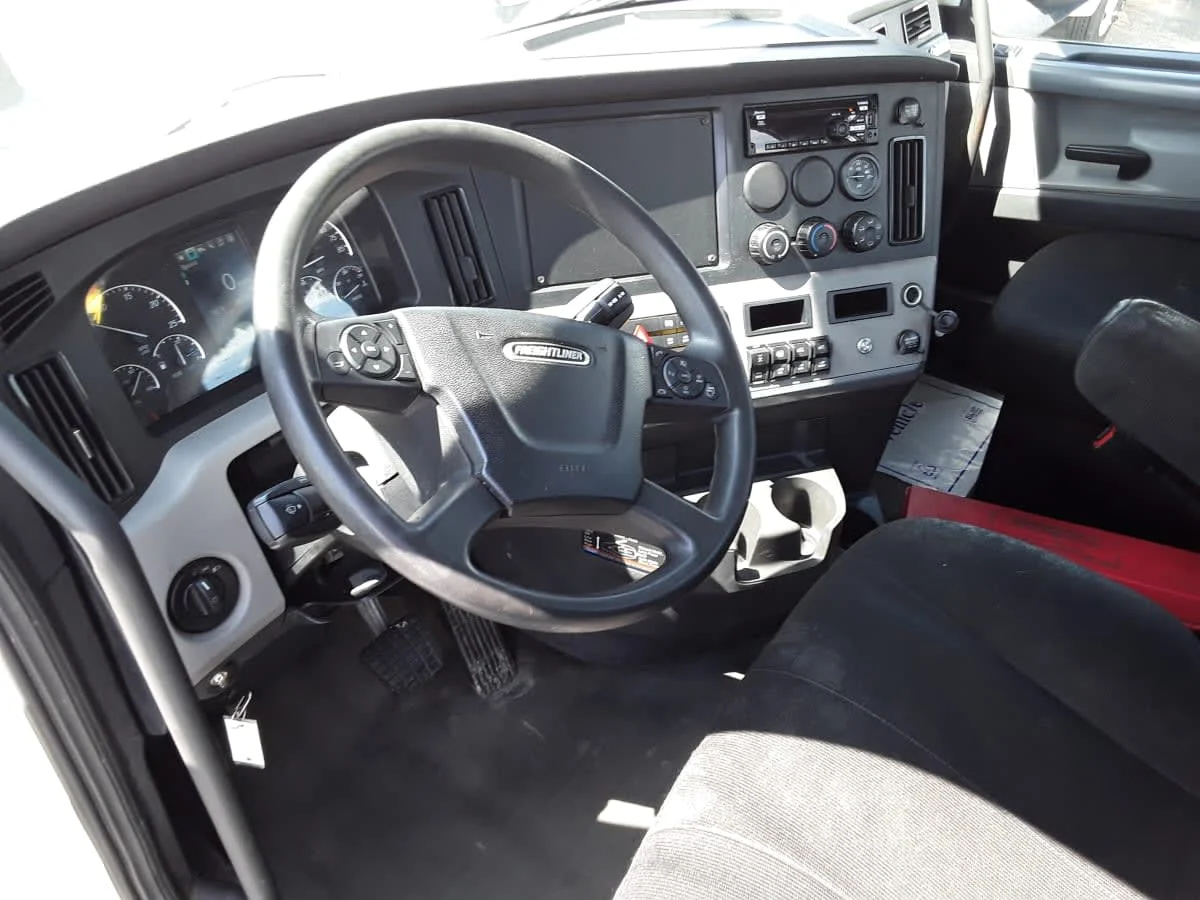 2019 Freightliner Cascadia - image 7