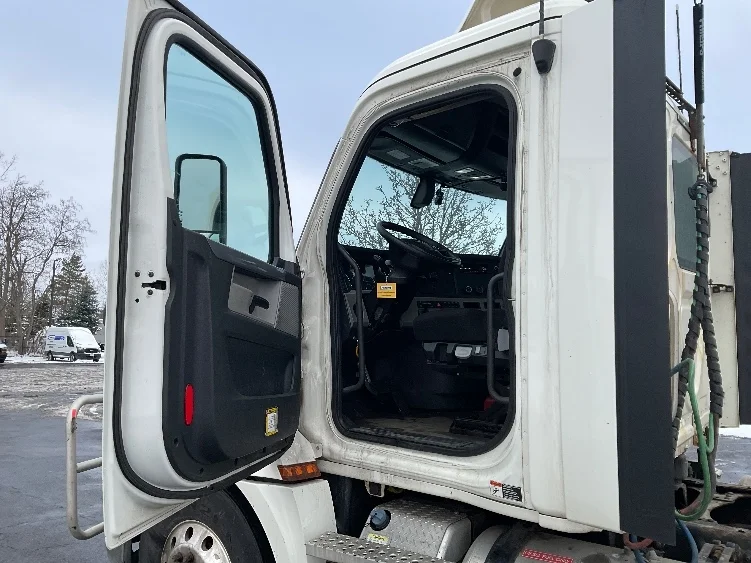 2019 Freightliner Cascadia in Rochester, NY — photo 9