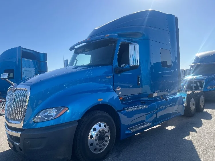 2020 International LT - image 3