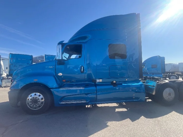 2020 International LT - image 4