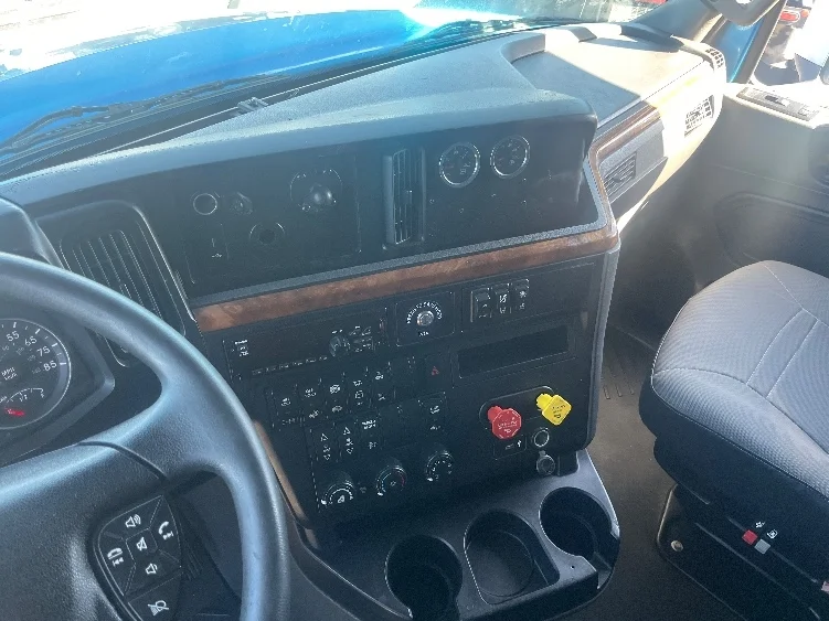 2020 International LT - image 10