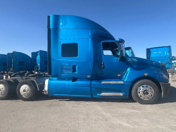 2020 International LT - image 8