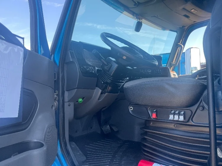 2020 International LT - image 9