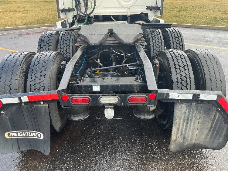 2023 Freightliner Cascadia in Akron, OH — photo 6
