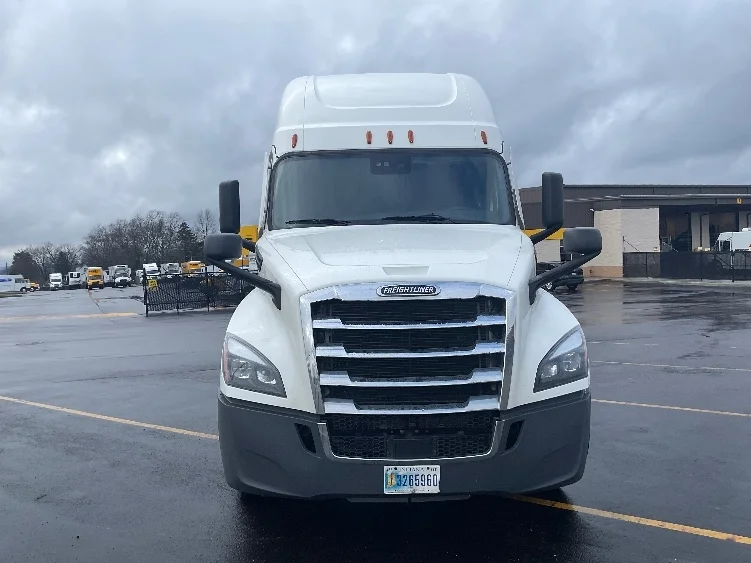 2023 Freightliner Cascadia in Akron, OH — photo 2