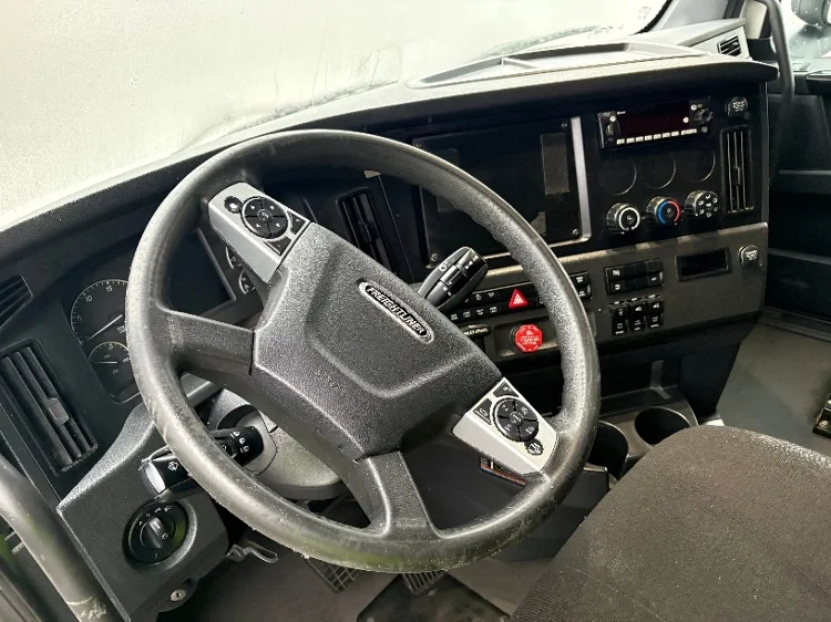 2023 Freightliner Cascadia in Akron, OH — photo 10