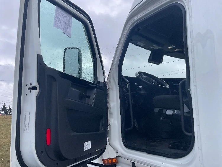 2023 Freightliner Cascadia in Akron, OH — photo 9