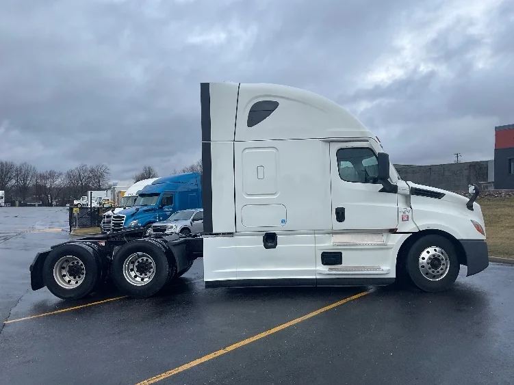 2023 Freightliner Cascadia in Akron, OH — photo 8