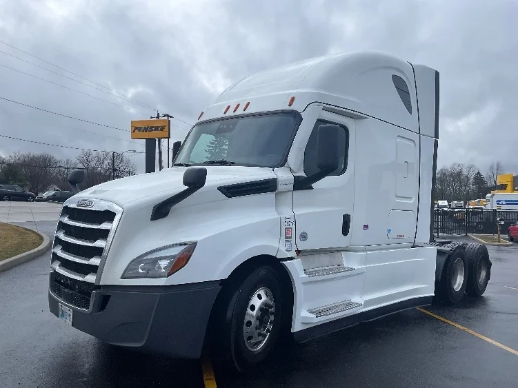 2023 Freightliner Cascadia in Akron, OH — photo 3