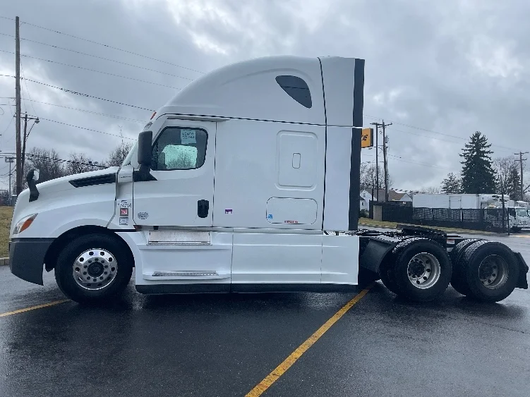2023 Freightliner Cascadia in Akron, OH — photo 4