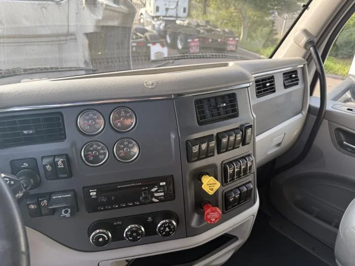 2022 Peterbilt 579 - image 14