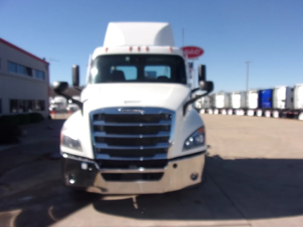 2021 Freightliner Cascadia - image 2