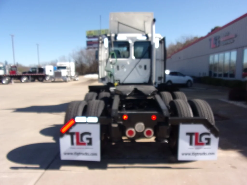 2021 Freightliner Cascadia - image 7