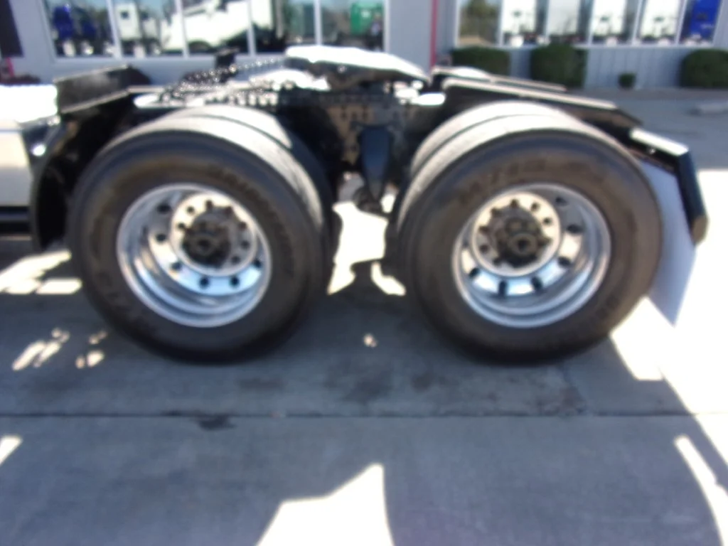 2021 Freightliner Cascadia - image 9