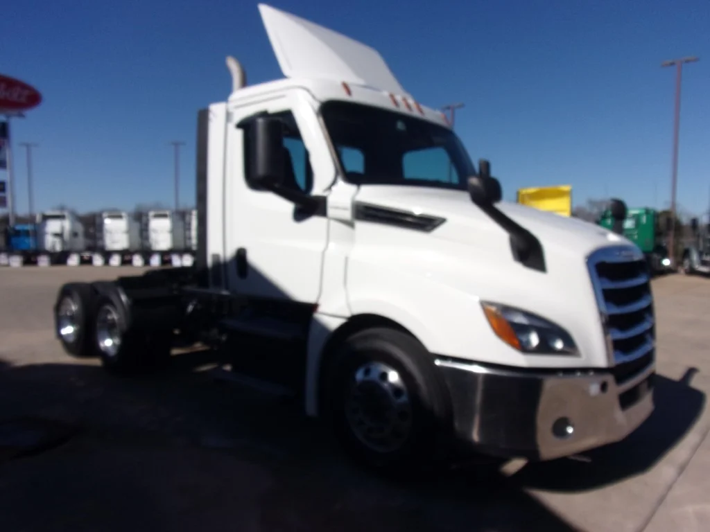 2021 Freightliner Cascadia - image 3