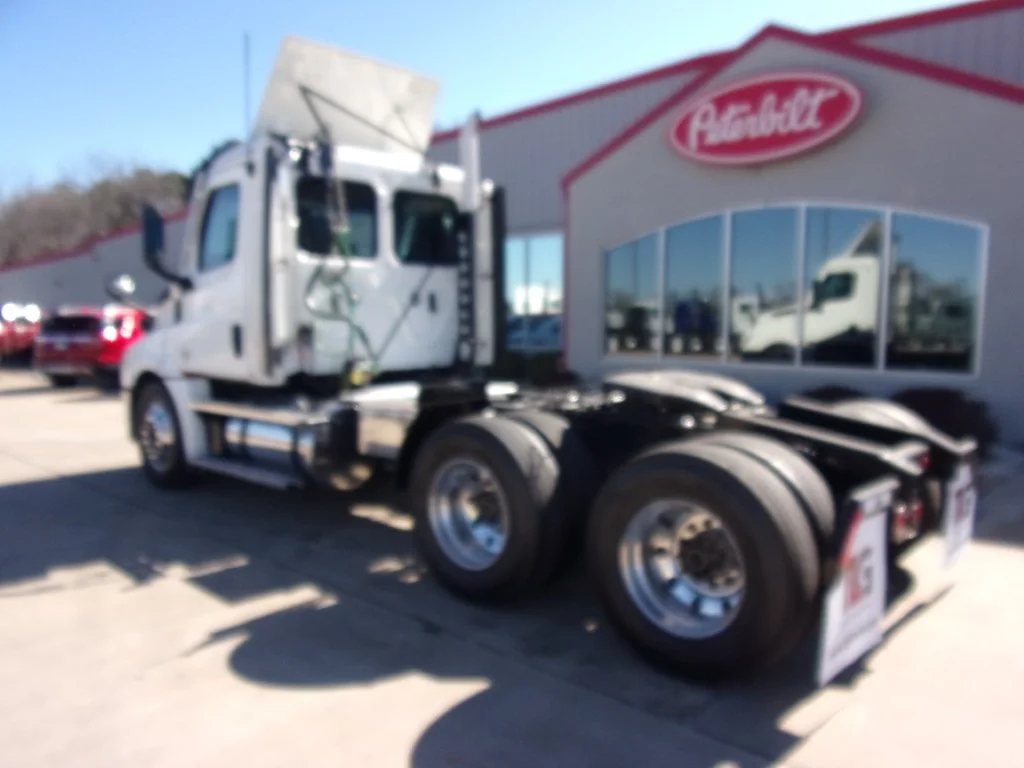 2021 Freightliner Cascadia - image 8