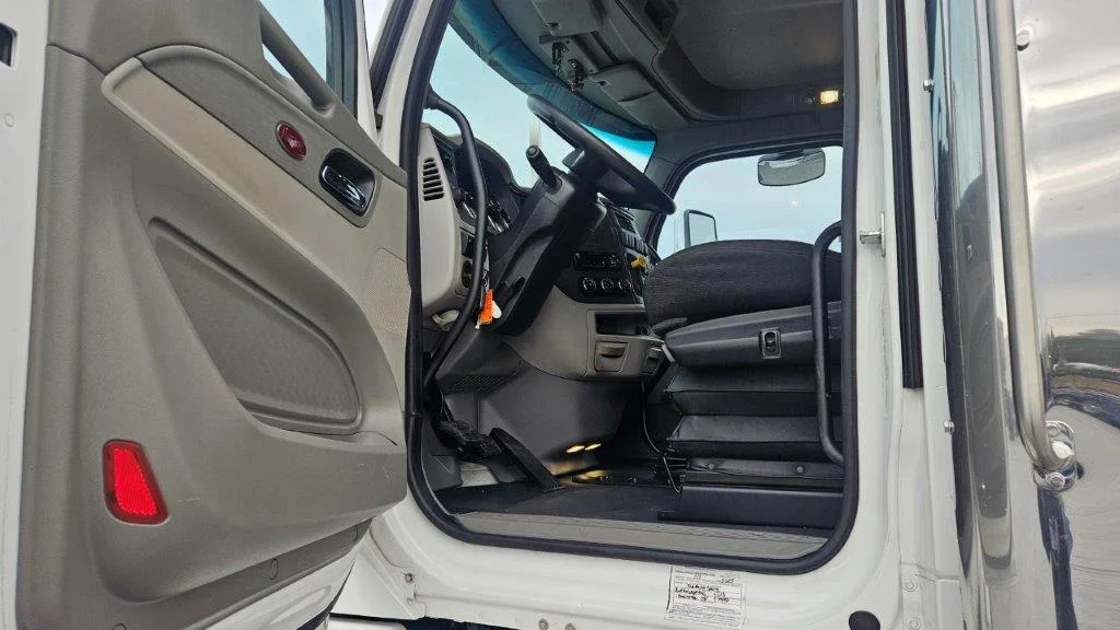 2021 Peterbilt 567 - image 3