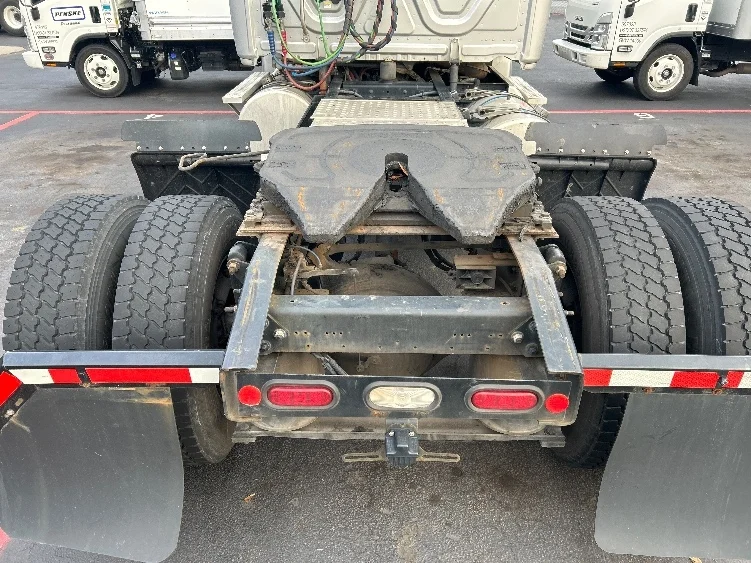 2018 Freightliner Cascadia - image 6