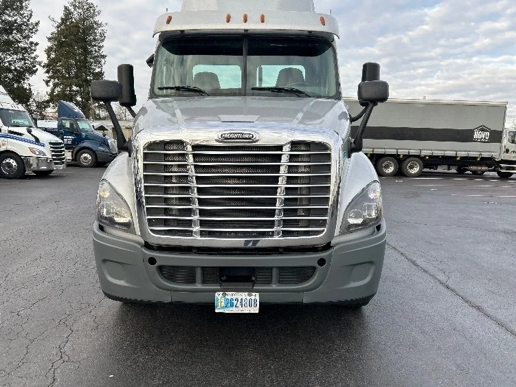 2018 Freightliner Cascadia - image 2
