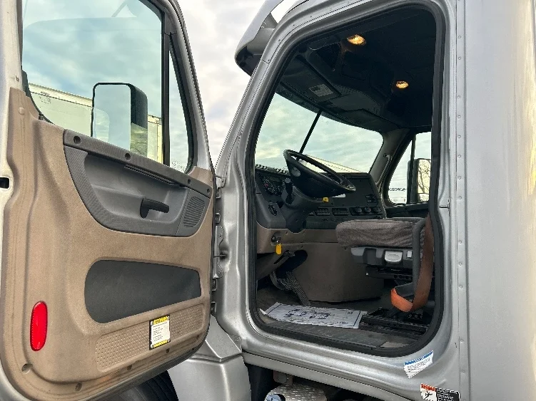 2018 Freightliner Cascadia - image 9