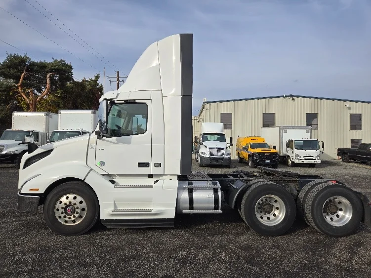 2019 Volvo VNL 300 - image 4