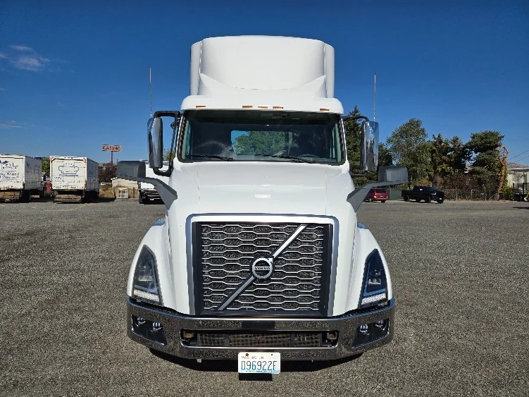 2019 Volvo VNL 300 - image 2