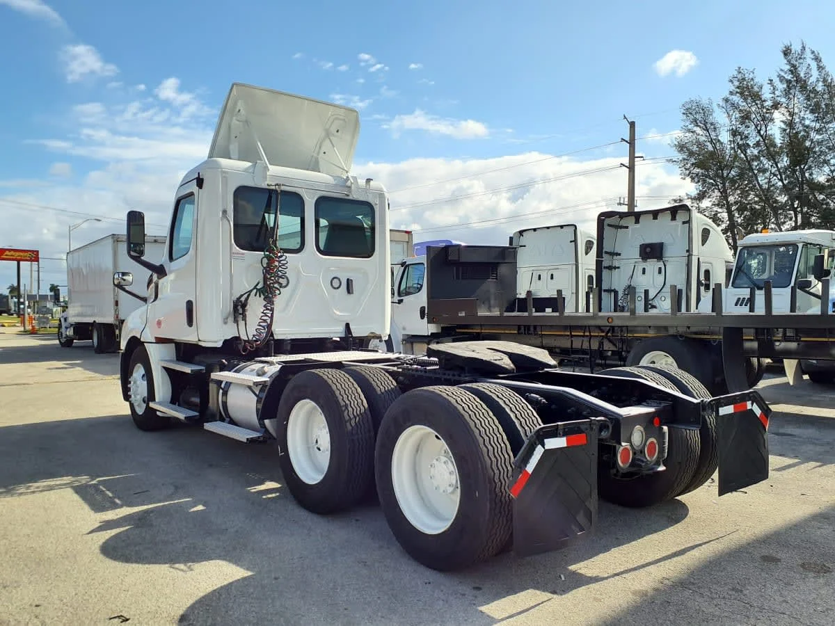 2019 Freightliner Cascadia in Miami, FL — photo 6