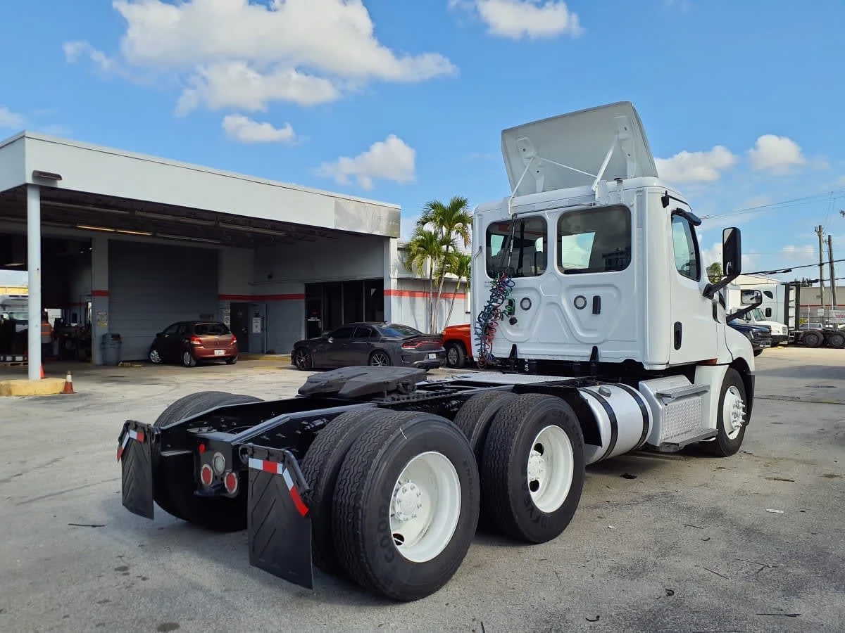 2019 Freightliner Cascadia in Miami, FL — photo 4