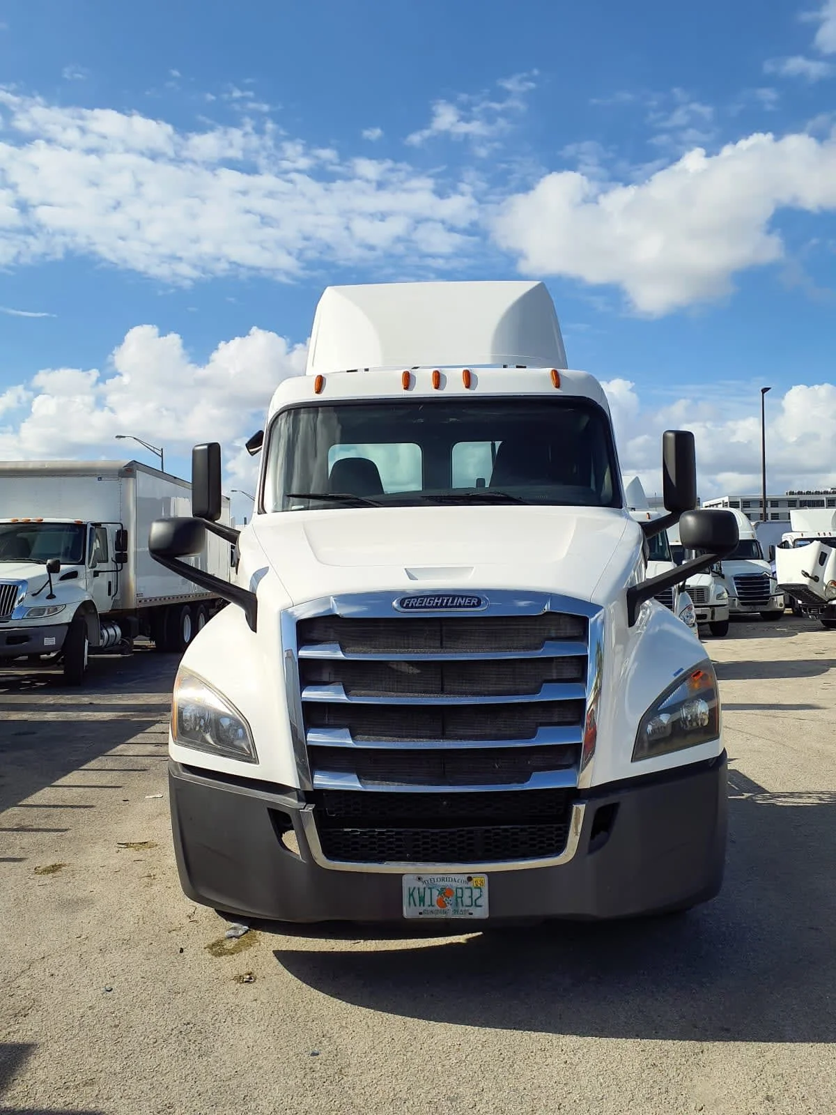 2019 Freightliner Cascadia in Miami, FL — photo 2