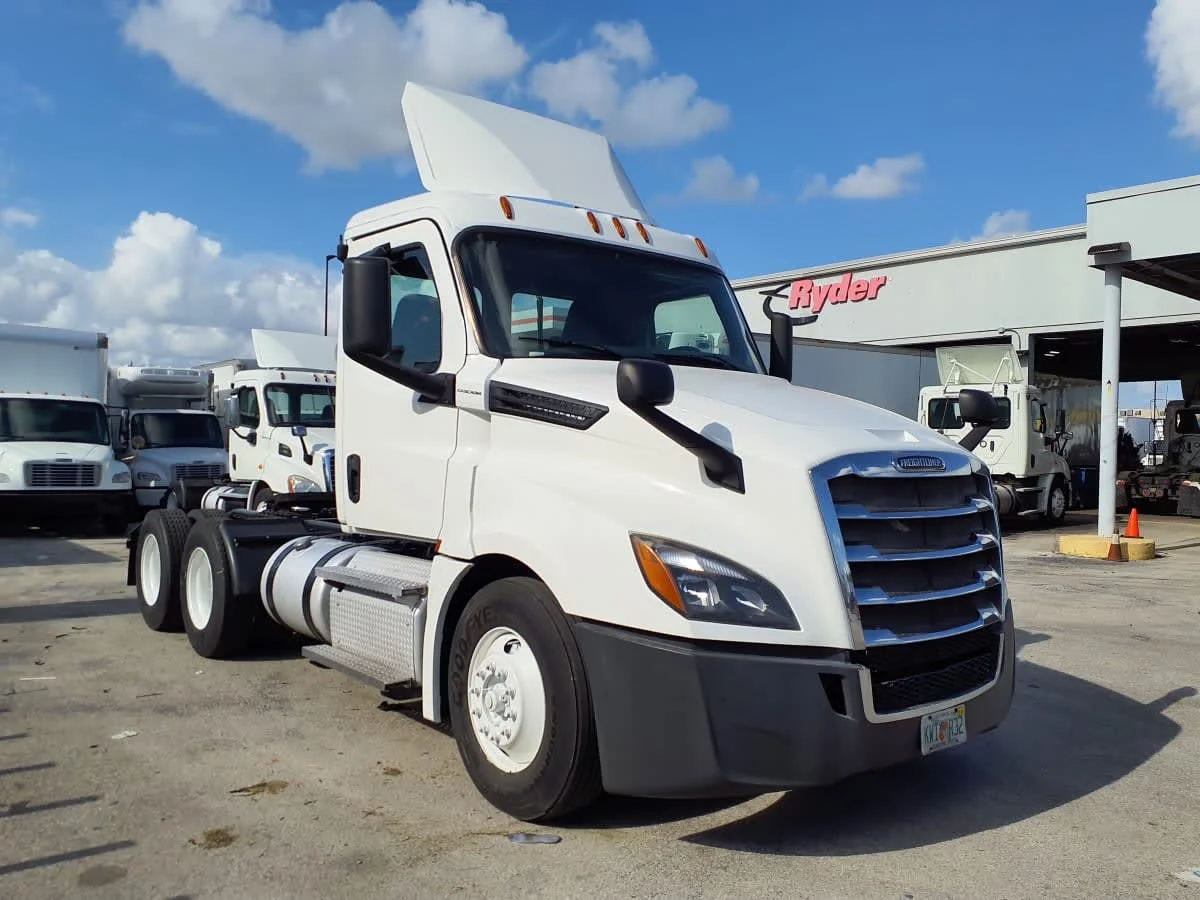 2019 Freightliner Cascadia in Miami, FL — photo 3