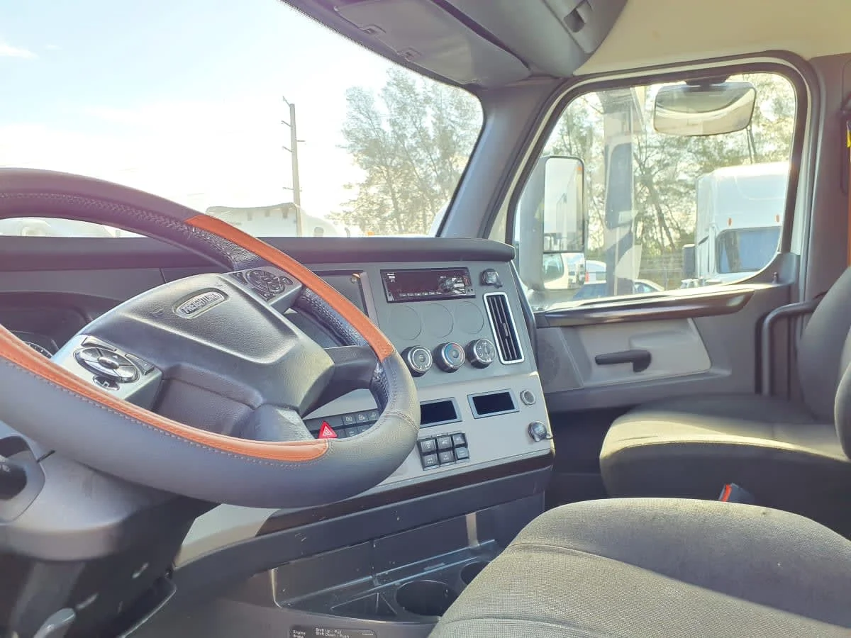 2019 Freightliner Cascadia in Miami, FL — photo 7