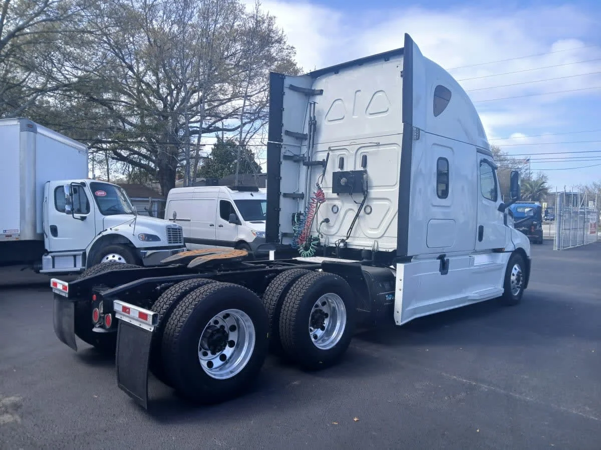 2019 Freightliner Cascadia in Jacksonville, FL — photo 4