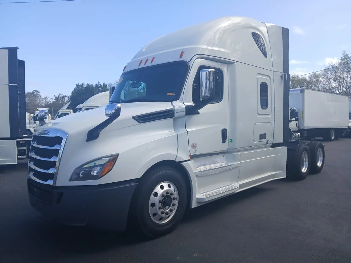 2019 Freightliner Cascadia in Jacksonville, FL — photo 2