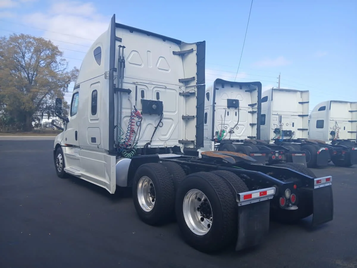 2019 Freightliner Cascadia in Jacksonville, FL — photo 6