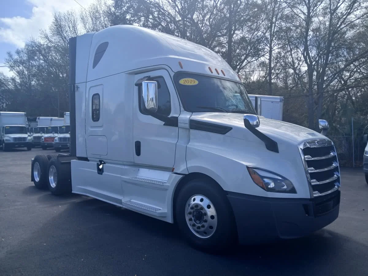 2019 Freightliner Cascadia in Jacksonville, FL — photo 3
