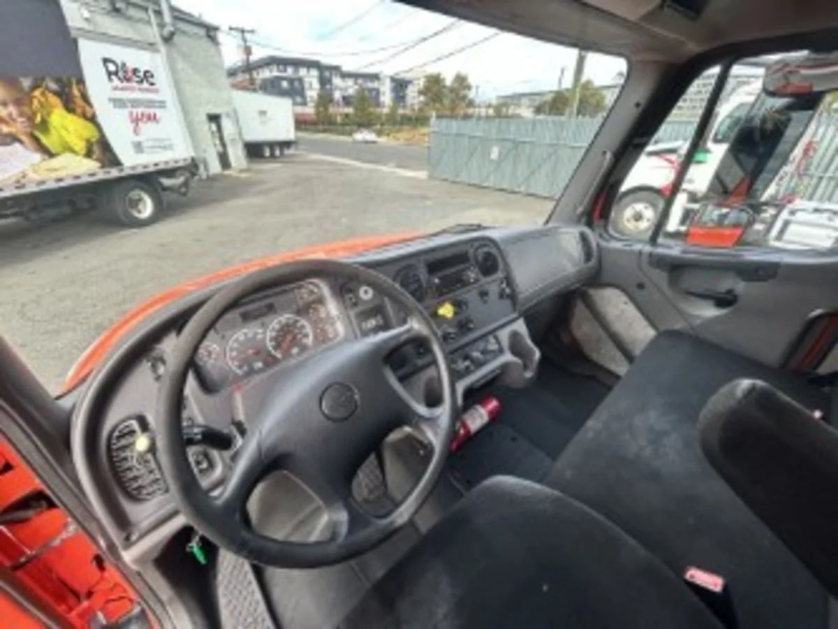 2018 Freightliner M2 106 - image 9