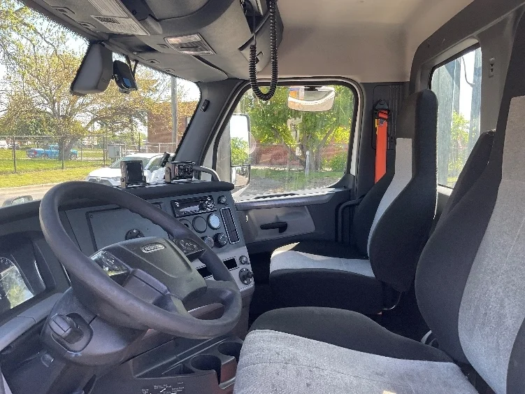 2020 Freightliner Cascadia - image 10