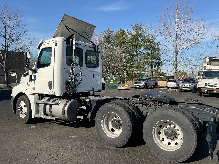 2019 Freightliner Cascadia in Capitol Heights, MD — photo 5