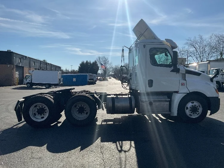 2019 Freightliner Cascadia in Capitol Heights, MD — photo 8