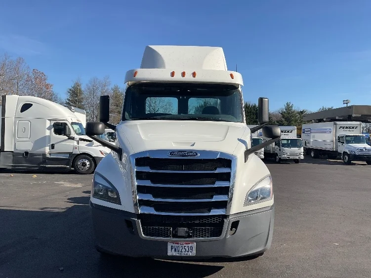2019 Freightliner Cascadia in Capitol Heights, MD — photo 2