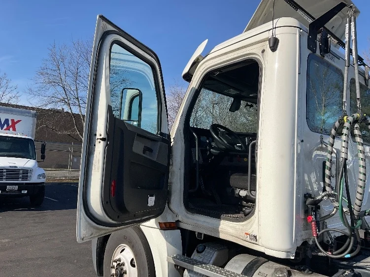 2019 Freightliner Cascadia in Capitol Heights, MD — photo 9