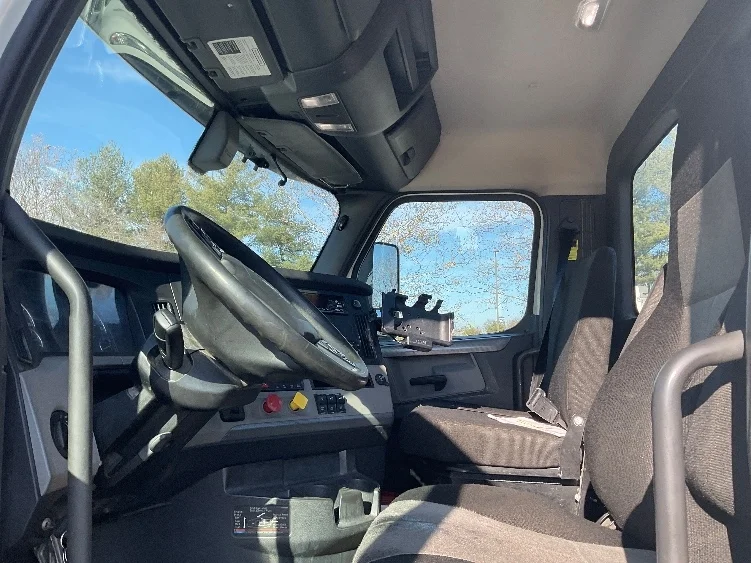 2019 Freightliner Cascadia in Capitol Heights, MD — photo 10