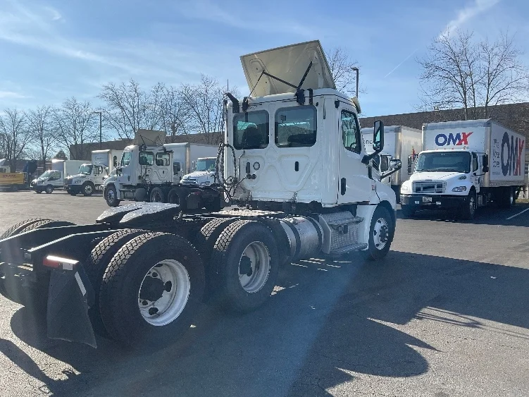 2019 Freightliner Cascadia in Capitol Heights, MD — photo 7