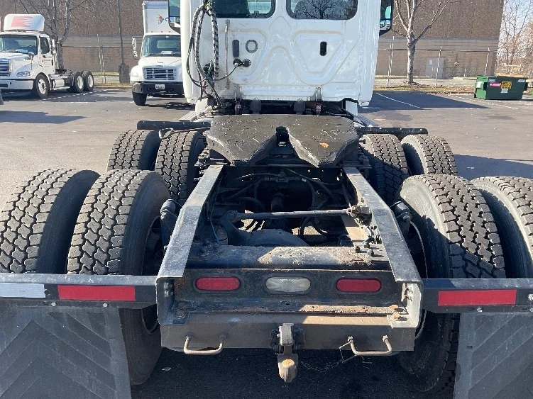 2019 Freightliner Cascadia in Capitol Heights, MD — photo 6