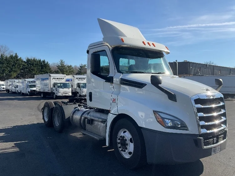 2019 Freightliner Cascadia in Capitol Heights, MD — photo 3