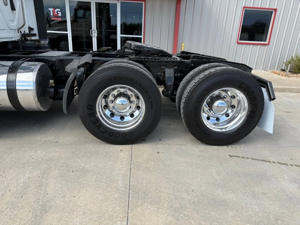 2021 Freightliner Cascadia - image 14