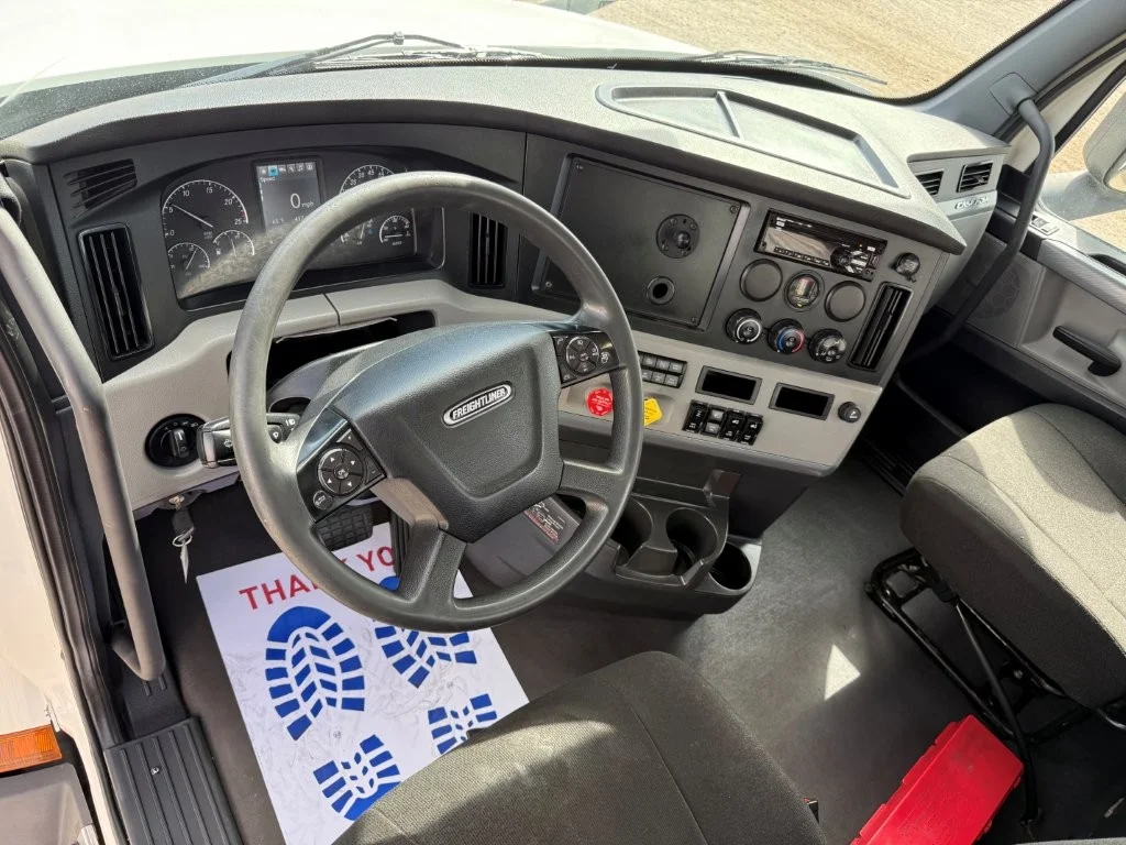 2021 Freightliner Cascadia - image 11
