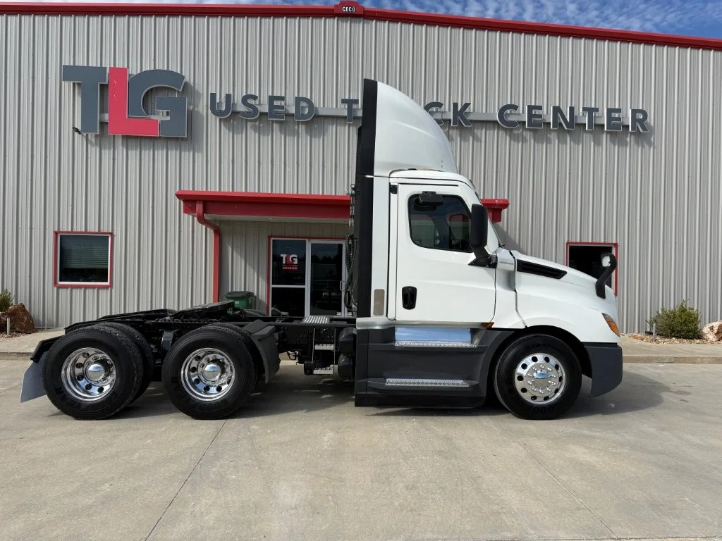 2021 Freightliner Cascadia - image 2