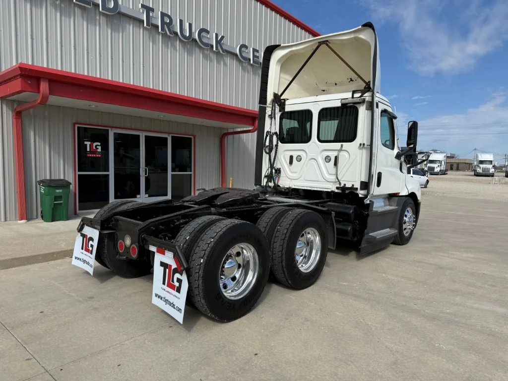 2021 Freightliner Cascadia - image 3