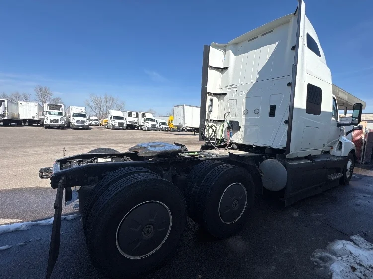 2023 International LT - image 7